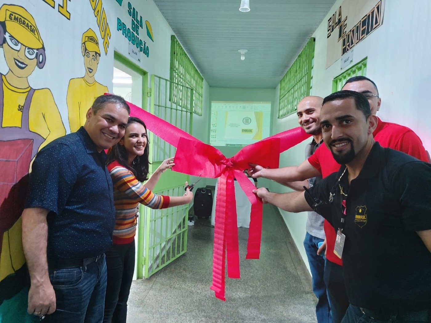 Coronel Vinícius em visita a uma escola pública